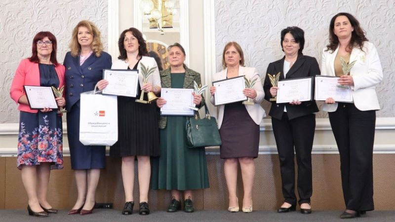Йотова приема за лична мисия защитата на образованието и авторитета на българския учител